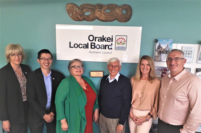 Orakei Local Board receives gift for supporting local club