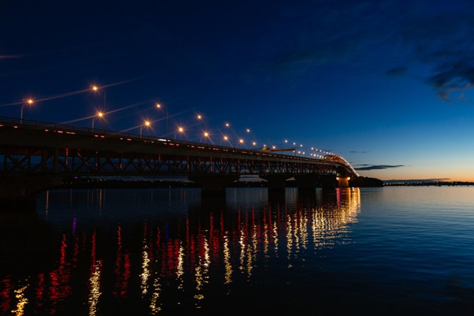 Vector and Auckland Council light up Auckland Harbour Bridge to mark Waitangi Day 2