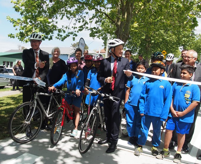 New cycleway puts safety first for New Lynn students (1)
