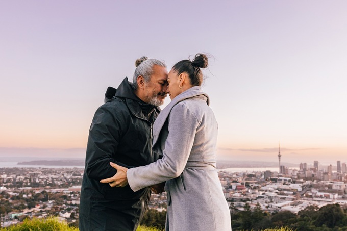128498 Man And Woman Hongi With Auckland City In Background 2