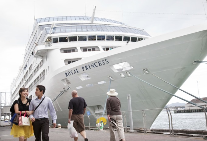 Visitors flock to Auckland over summer (1)