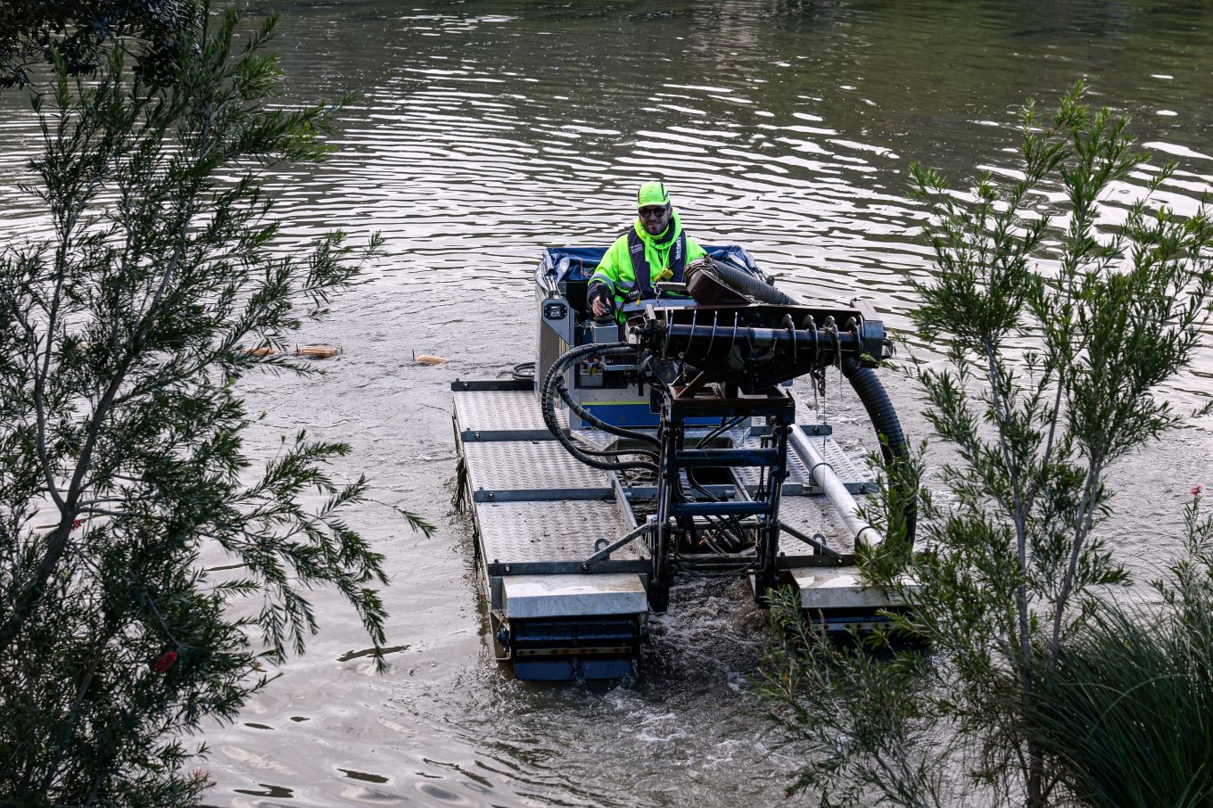 A dredge in Wairau Pond with a pump