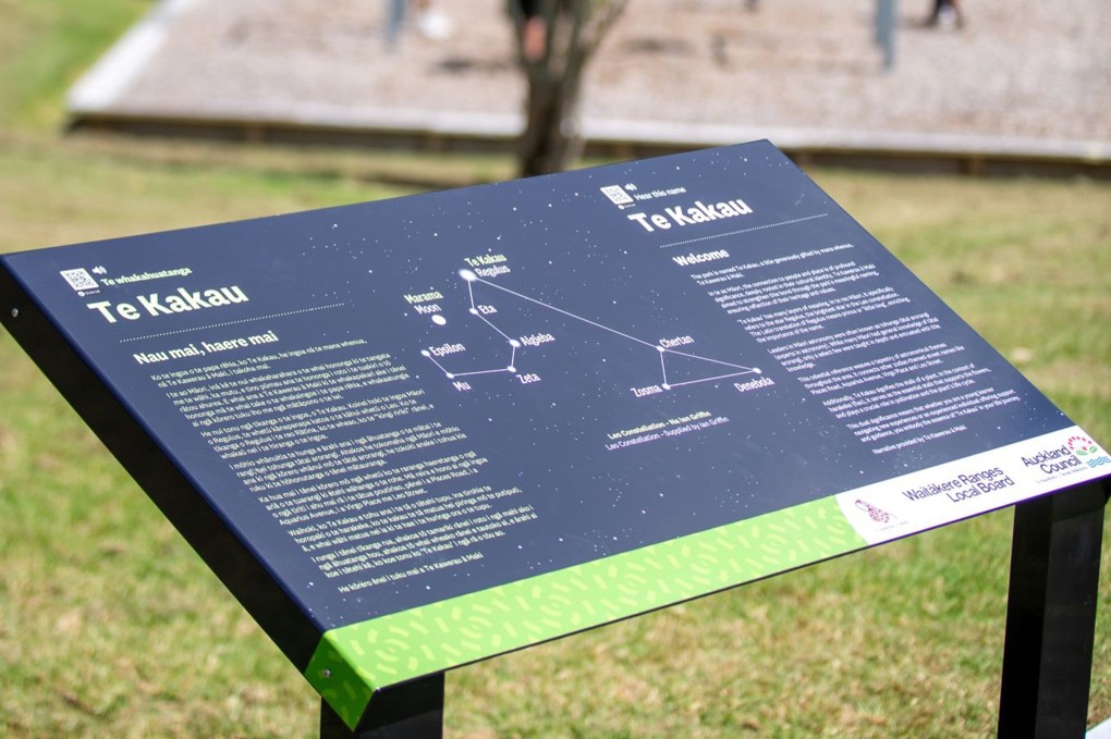 Te Kakau bilingual sign