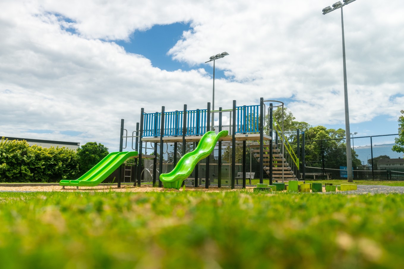 Kupe Reserve in Ōrākei features an epic adventure playground next to Ōrākei Tennis Club.