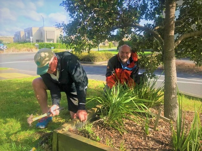 Stonefields residents beautify berms