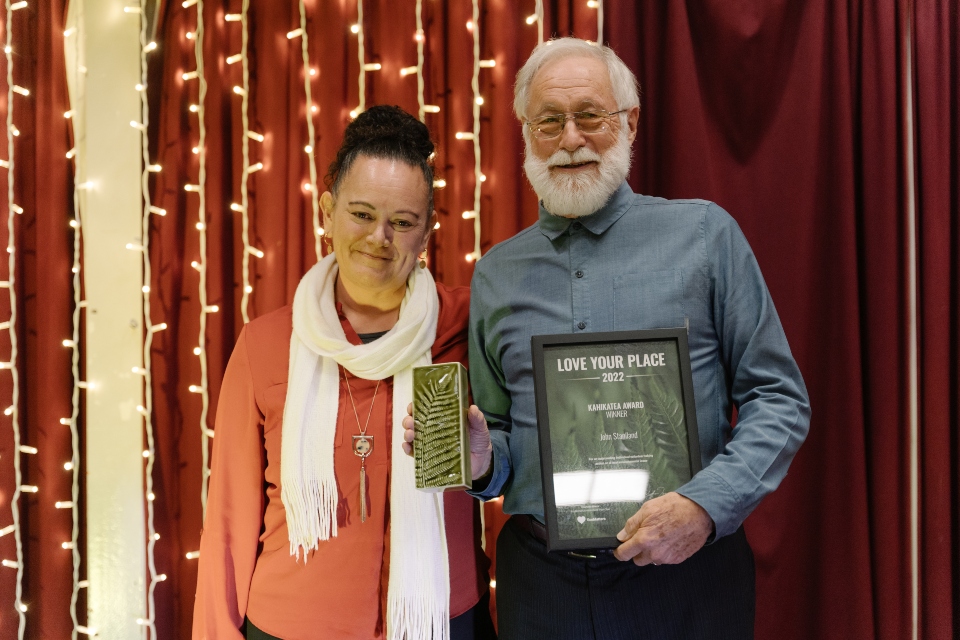 Kahikatea award. Robin Taua-Gordon with winner John Staniland. Credit: EcoMatters