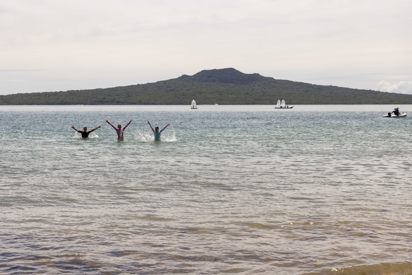 The North Shore is spoilt for choice when it comes to all-round good high-tide beaches. Choose from Takapuna, Thorne Bay, Narrowneck and Cheltenham.