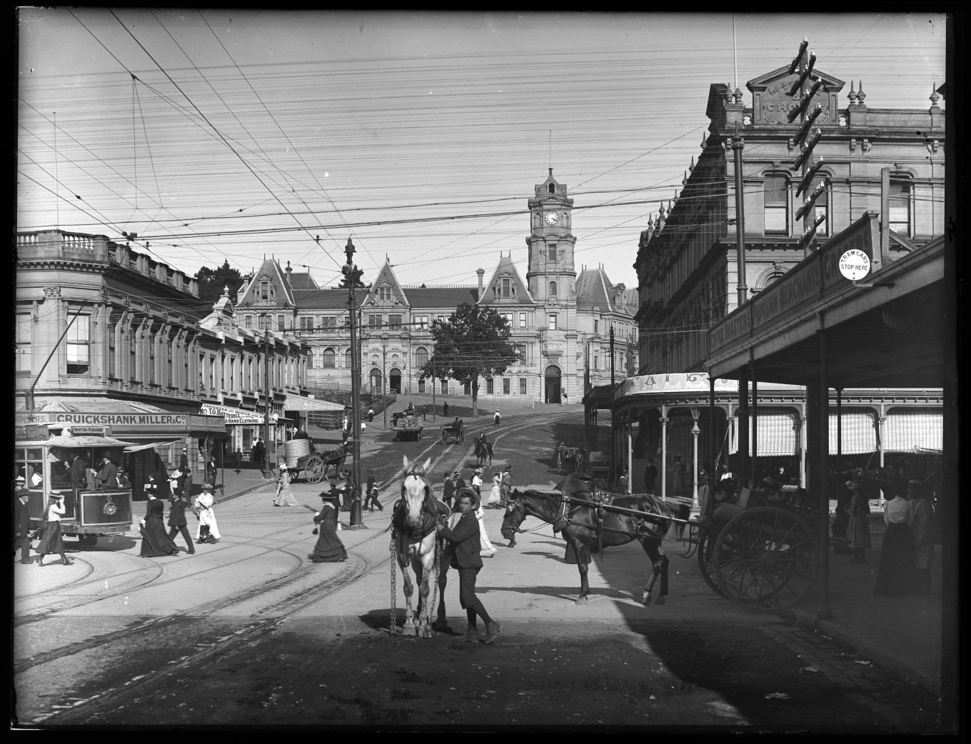 The intersection of Queen Street and Wellesley Street in 1903, looking east towards the building that housed both the art gallery and public library. Auckland Libraries Heritage Collections 1-W1051 (H Winkelmann).