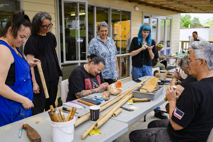 Wāhine Carvers At Te Ana O Hine. Photo By Jinki Cambronero