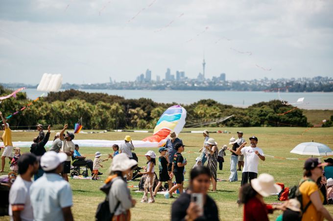 Aucklanders flying kites