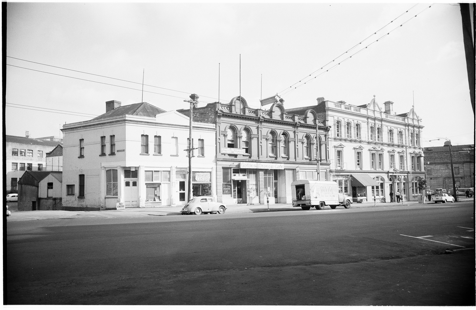 This strip of buildings on Greys Avenue was home to several Chinese-owned businesses in the 1940s, including the Golden Dragon Cafe (centre), the Auckland Chinese Masonic Society and Wah Lee’s grocery. Auckland Heritage Libraries Collections, 4-2302. Photographer: J D Richardson.