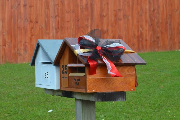 Ribbon letterbox