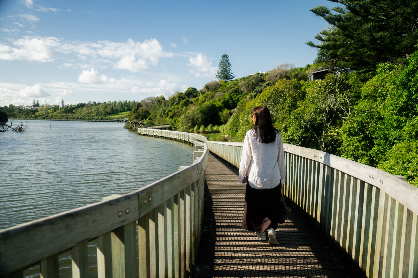 The Ōrākei Basin Path is a 45-minute walk that features a magnificent boardwalk section.