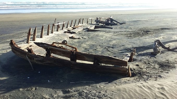Kaipara shipwreck 2_resized.jpg