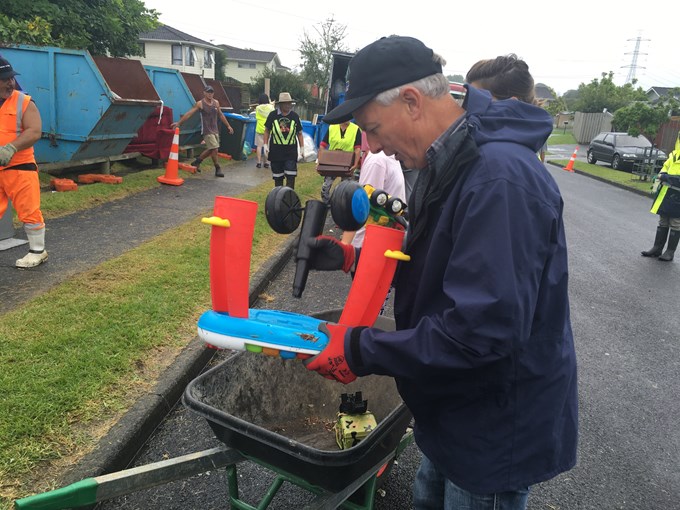 Mayor Phil Goff pitches in to help curb illegal dumping 2