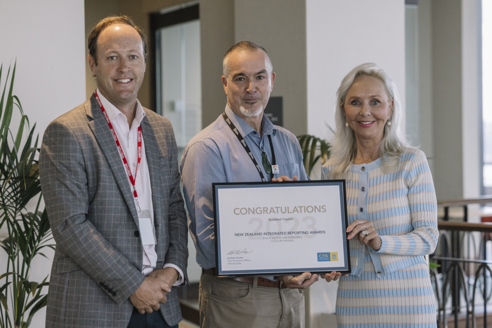 Rick Jones from CPA Australia presents the award to CFO Peter Gudsell and Deputy Mayor Desley Simpson.