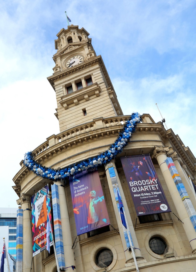 Pacifica Mamas adorn the Town Hall with a giant ei as a gift of love