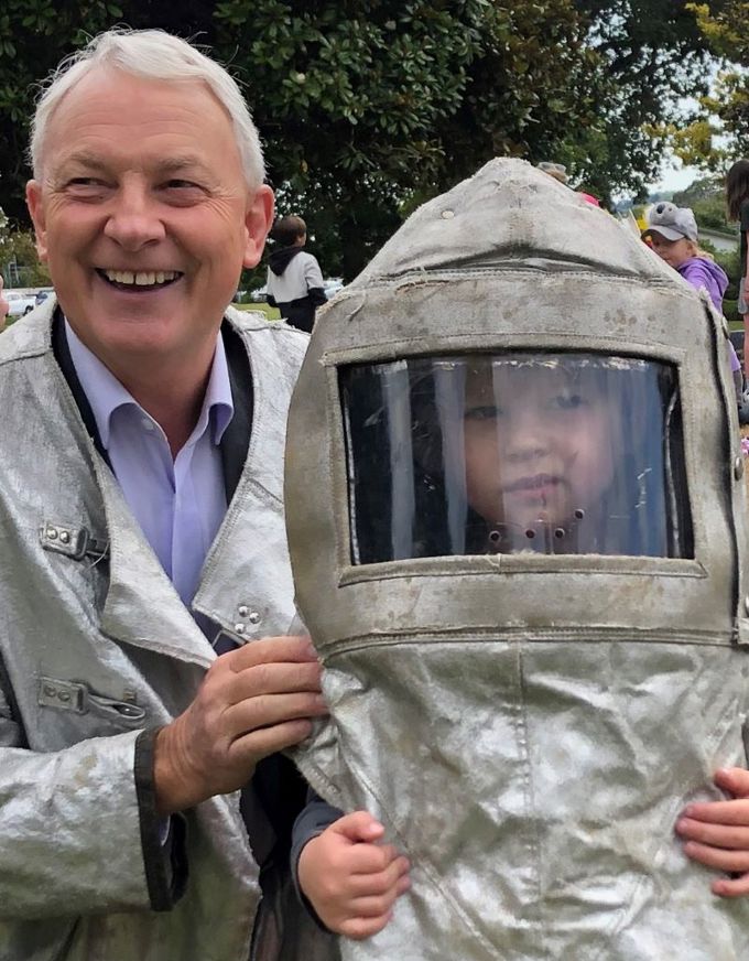 Mayor makes playground (1)