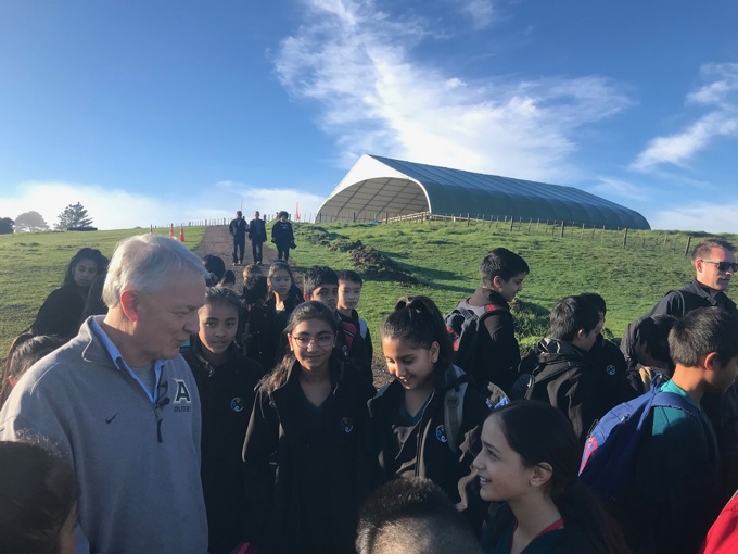 Mayor Goff hits million tree mark (2)