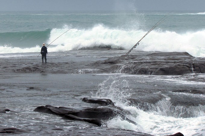 Rock fishing (1)
