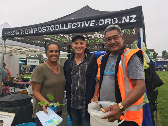 Mayor Phil Goff pitches in to help curb illegal dumping