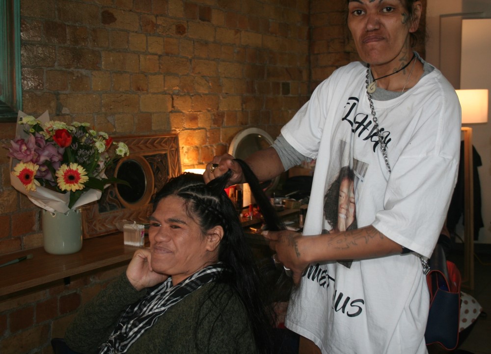 Kat'z Ruatara having her hair 'fabbed up'.