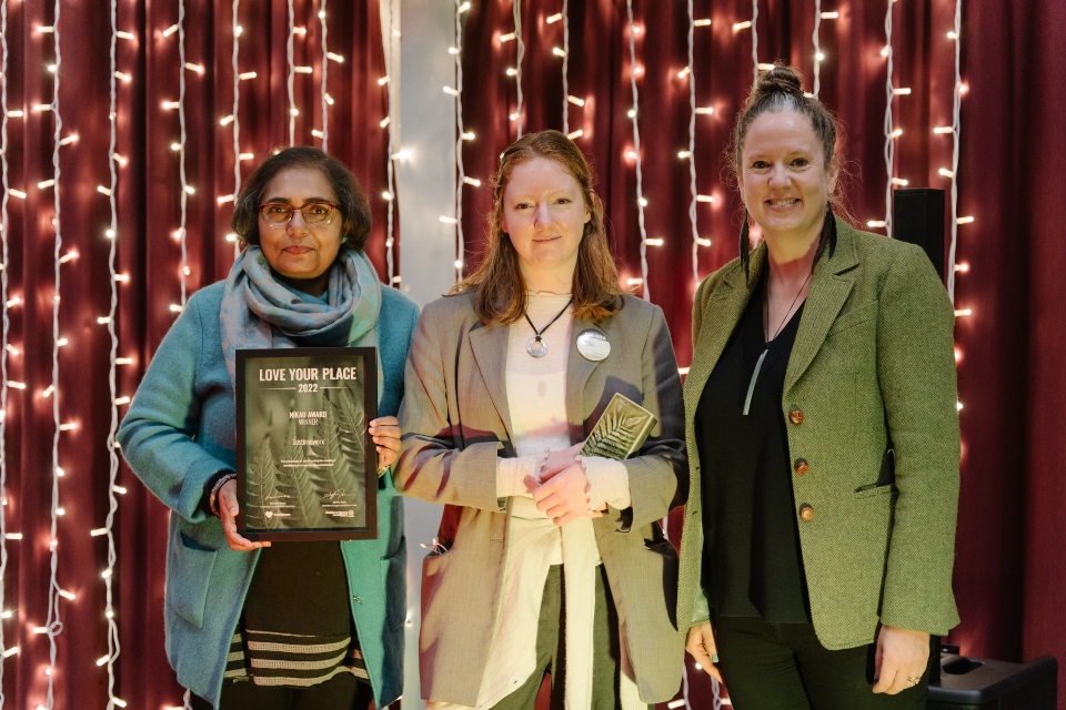 Nikau winners Sustinnoworx with Charlotte Moore. Credit Eco Matters