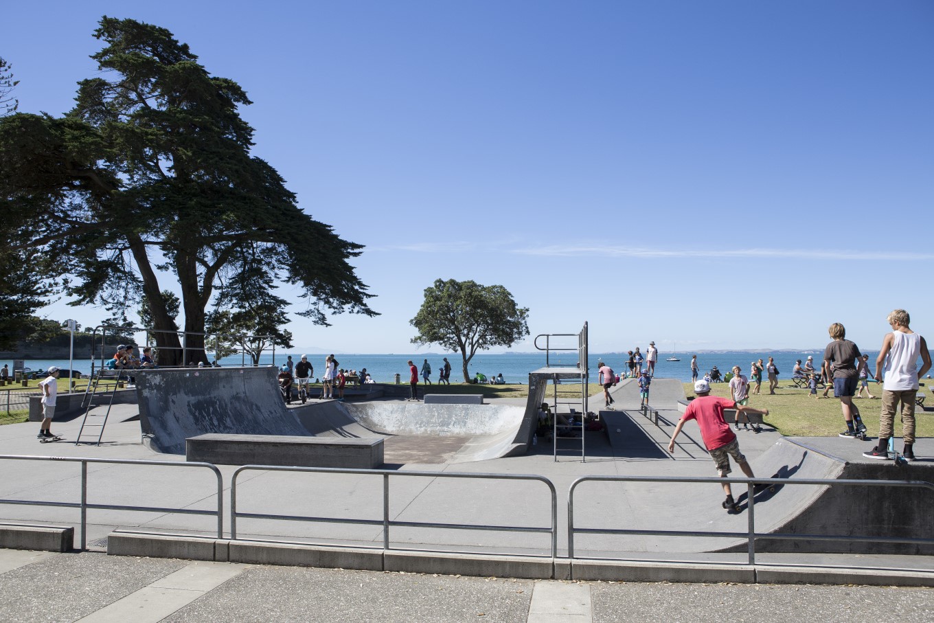 Picture of people skateboarding at Browns Bay Skatepark in Auckland,