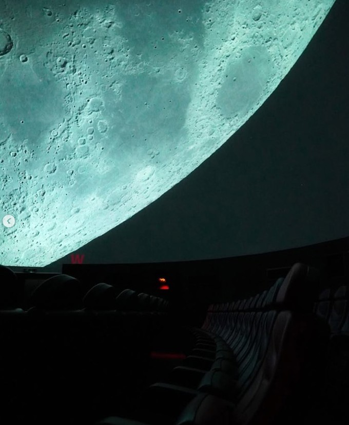 planetarium with moon_e1eg2cju.jpg