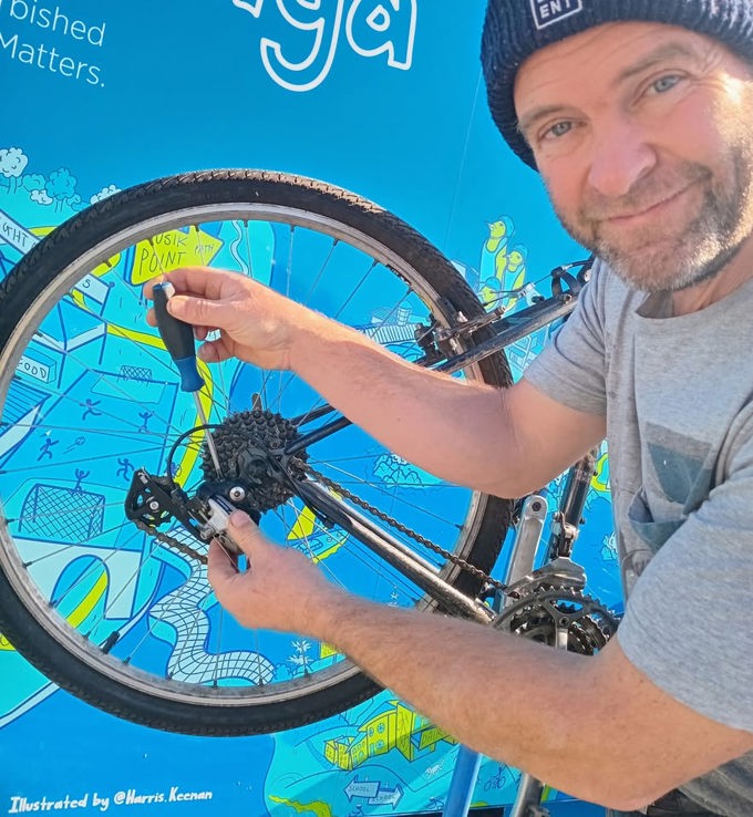 kelvin Harris - bike repair_hblxqib0.jpg