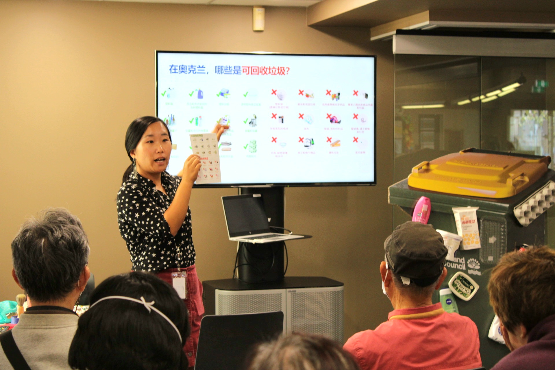 Facilitator delivers workshop on waste in Mandarin