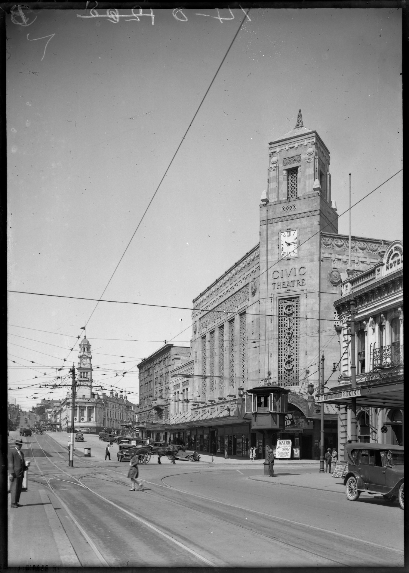 A view of the Civic Theatre in 1931, with the Union Service Hotel on the right and the Town Hall further up the road. A tram control tower can be seen on the corner of Wellesley Street, and a sign outside the Civic is advertising “the first motion pictures of the dominion’s greatest calamity” in reference to the Hawke’s Bay earthquake. Auckland Library Heritage Collections 4-7101 (J D Richardson).