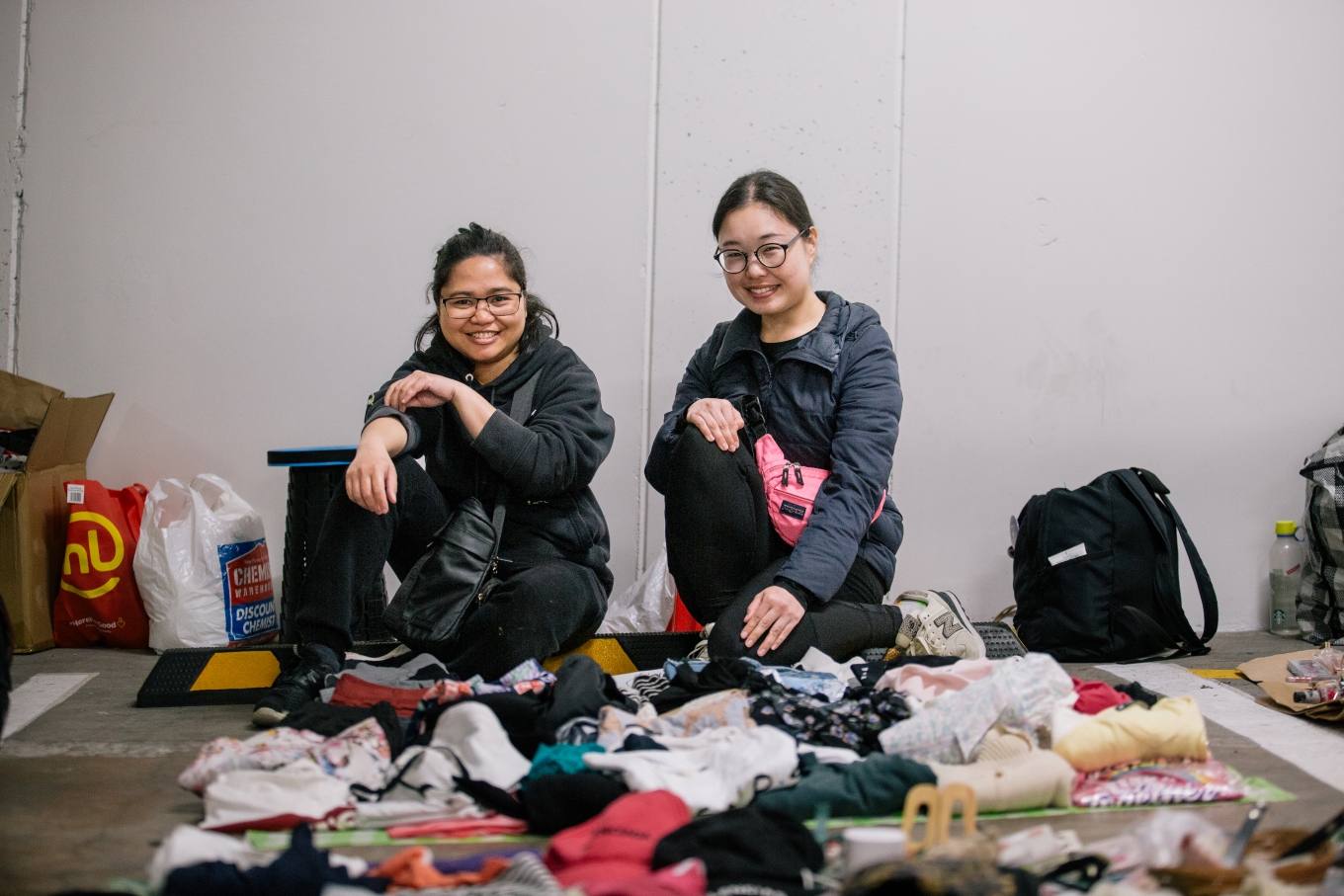 Jo and Nodoka say selling at the market is fun.