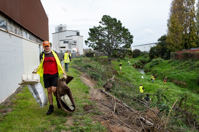 Hundreds turn up for the Te Puhinui Big Clean 2021 (1)