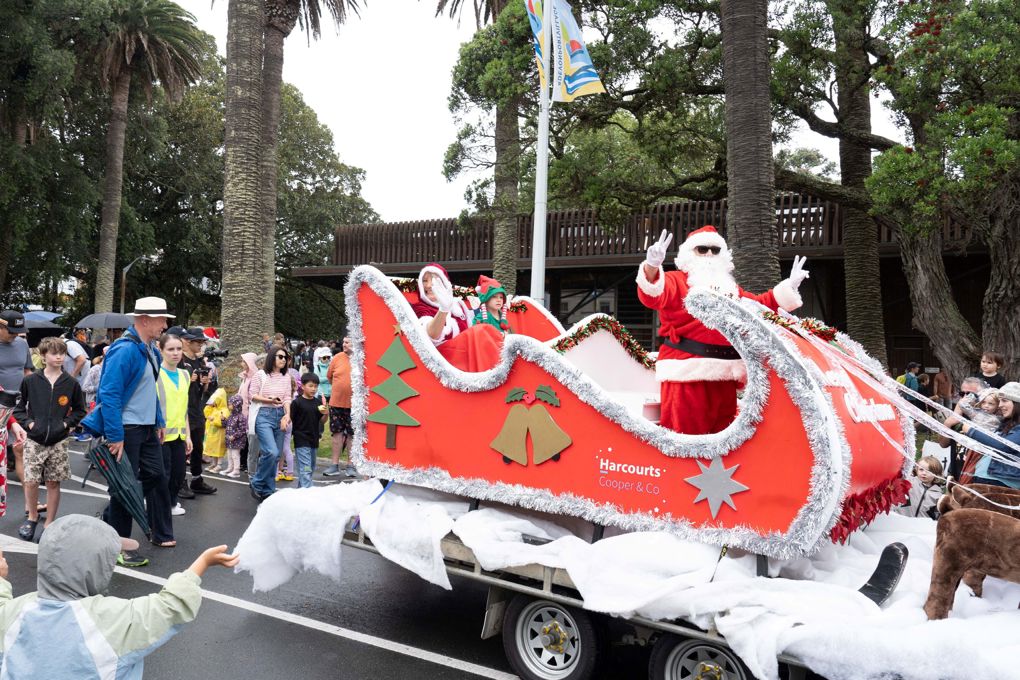 Santa Sleigh peace sign Devonport Santa Para - small website_15jerj3n.JPG