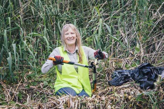 Robin at a weeding session on Rosebank Road