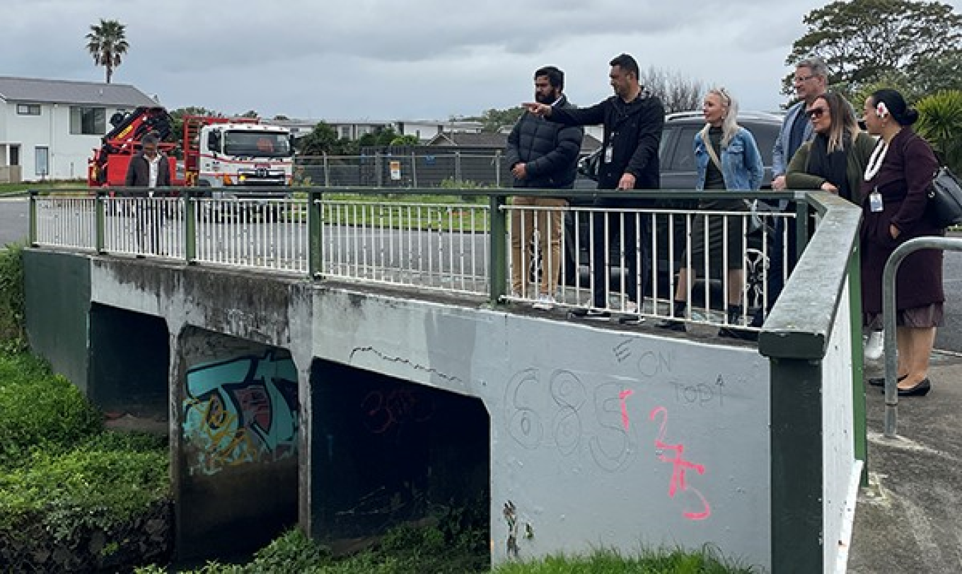 From left: Māngere-Ōtāhuhu Local Board deputy chair Harry Fatu Toleafoa and chair Tauanu’u Nick Bakulich, Deputy Mayor Desley Simpson, Tāmaki Makaurau Recovery Office Group Manager Mat Tucker and team members Caroline Tauevihi and Elenoa Mo’a Sili.