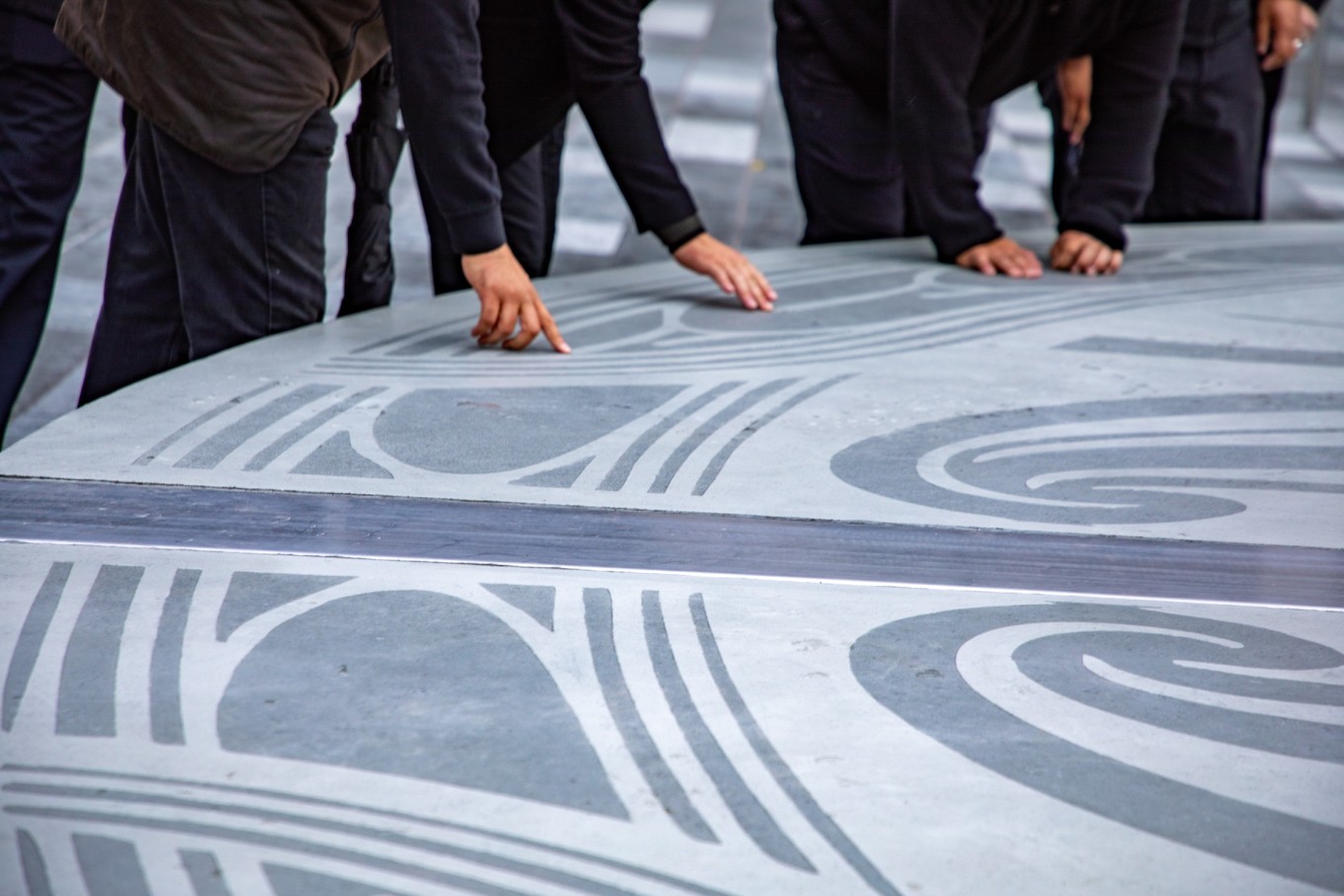 People admiring traditional Māori art. 