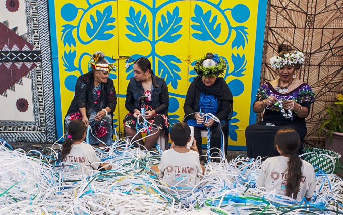 Pacifica Mamas adorn the Town Hall with a giant ei as a gift of love (2)