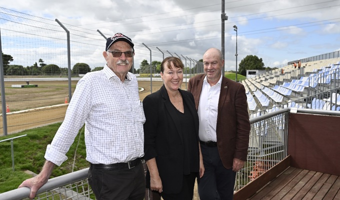 Waikaraka Park Ready To Race (L R Bruce Roberston (Auckland Stock And Saloon Car Club), Debbie Burrows (MTLB) Nick Hill (TAU))