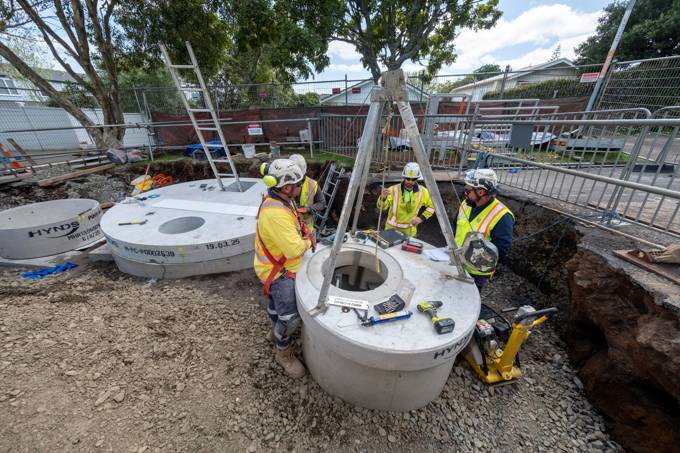 Manhole chamber installation on La Veta Ave _jugib5m4.jpg