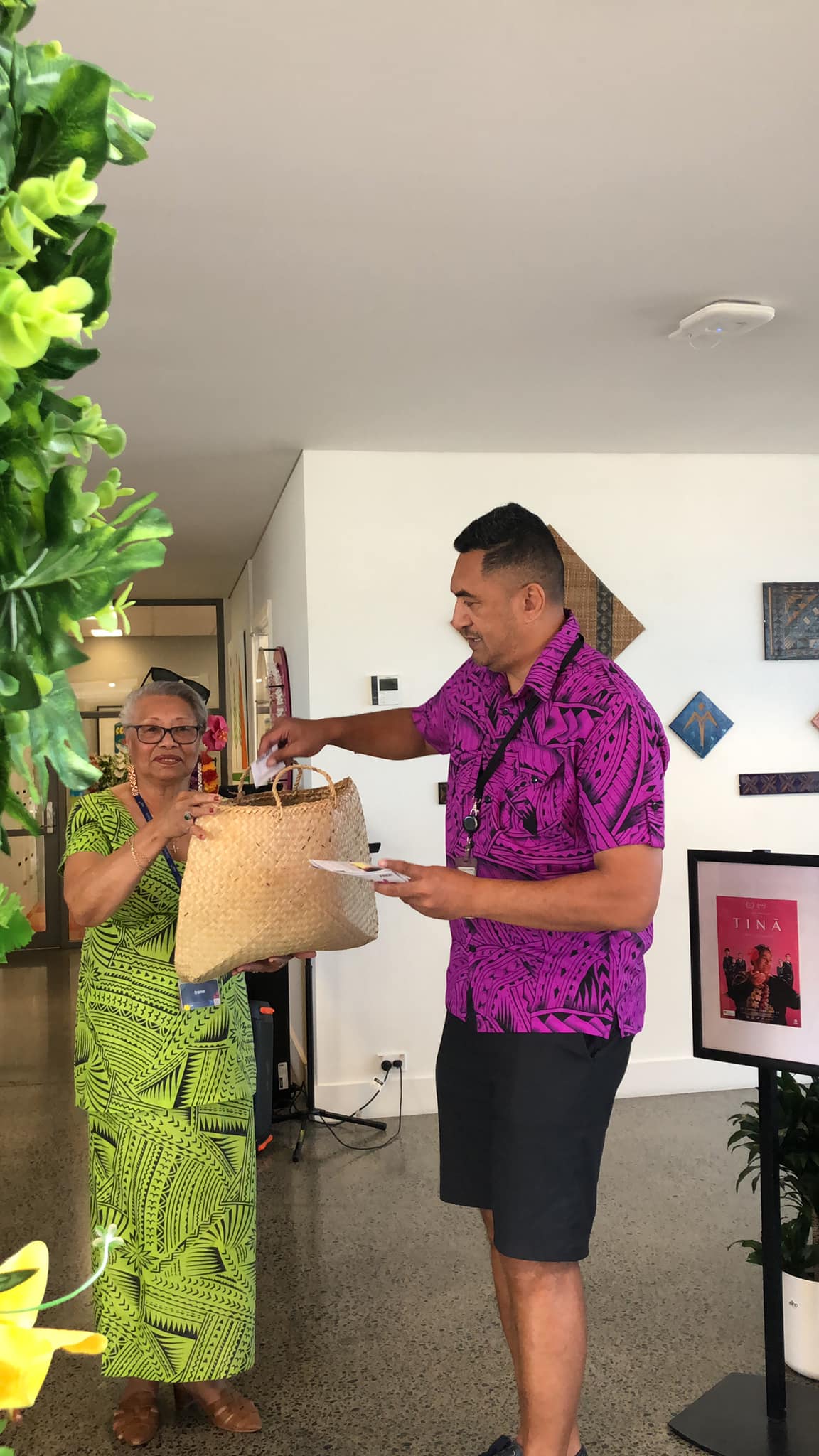 Board chair Tauanu'u Nick Bakulich picking out competition winners.