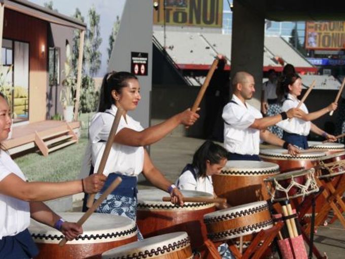 22 Exploring Eastern And Western Music Cultures