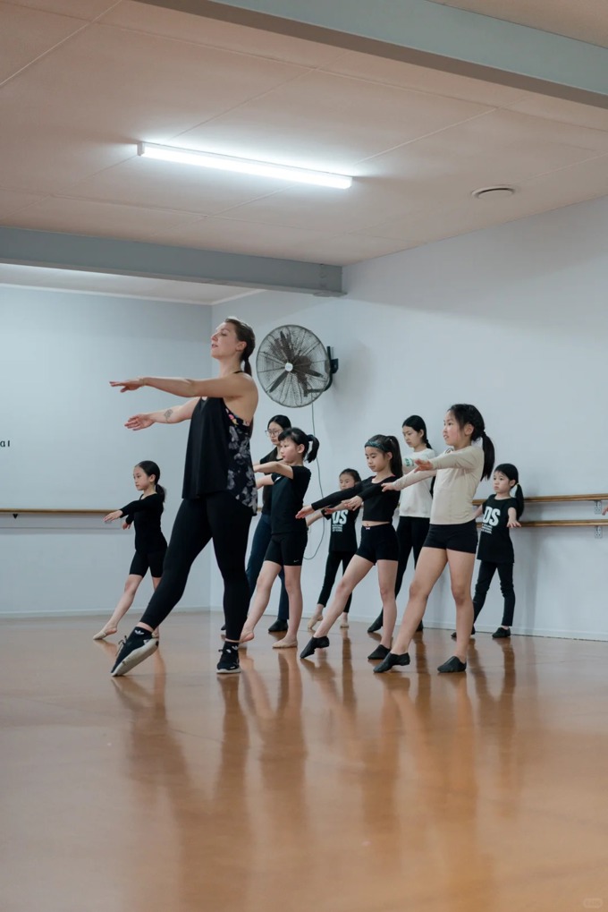 奥克兰｜少儿舞蹈课堂实拍，快乐学习ing_3_新西兰国际舞蹈学校NZIDS_来自小红书网页版_kbe2th5m.jpg
