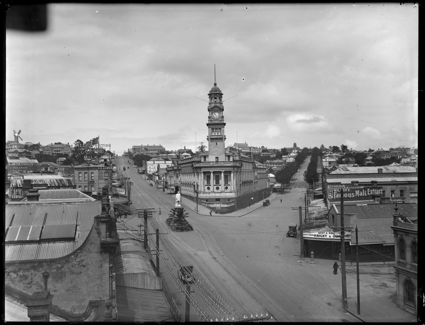 A view of Auckland Town Hall in about 1919, with Queen Street on the left and the tree-lined Greys Avenue on the right. The statue of Sir George Grey in the centre of the road is now located in Albert Park. Also visible in the distance is Partington’s Windmill. Auckland Libraries Heritage Collections. 1-W1684. Photographer: Henry Winkelmann.
