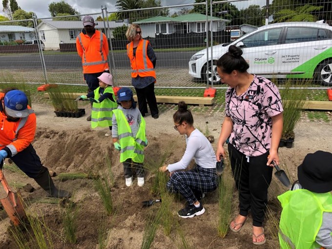 Toddlers go planting in Smiths Avenue Reserve (1)