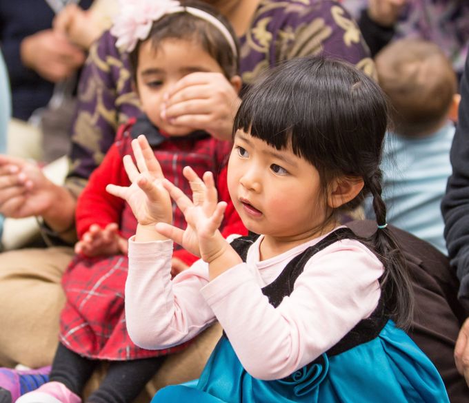 bilingual storytime girl clapping_thfappuv.jpg